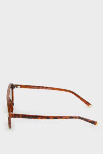 Woman Round Sunglasses
