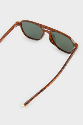 Woman Round Sunglasses