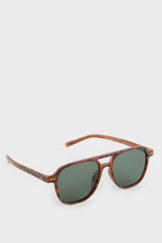 Woman Round Sunglasses